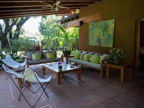 Posezení v ubytování El Zapote House With orchard and pool in Malinalco
