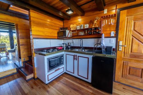 Køkken eller tekøkken på Sítio Mar de Nuvens Chalés Morro da Igreja, Urubici, SC.