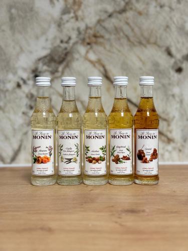 a group of four bottles of honey on a table at City Apartment nahe Schönbrunn 13 in Vienna