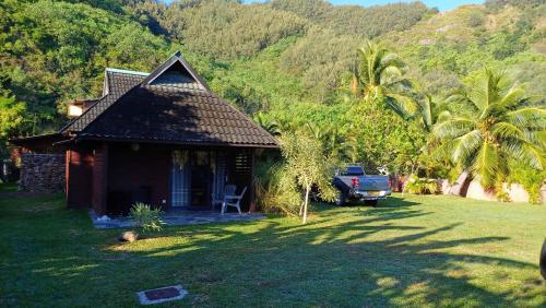 a small house with a truck parked in front of it at MOOREA - Bungalow Moekea Lagoon in Hauru