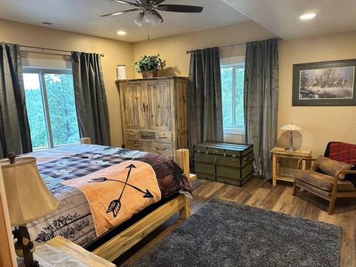 una camera da letto con un letto e un ventilatore a soffitto di Air Conditioned Private Guest Suite a Roosville