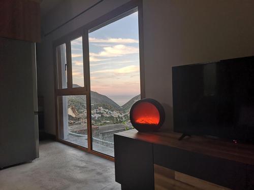 Nespecifikovaný výhled na hory nebo výhled na hory při pohledu z prázdninového domu