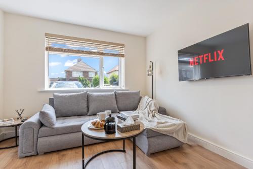 a living room with a couch and a tv at 2 Bed Flat - Gatwick Airport - FREE PARKING in Redhill