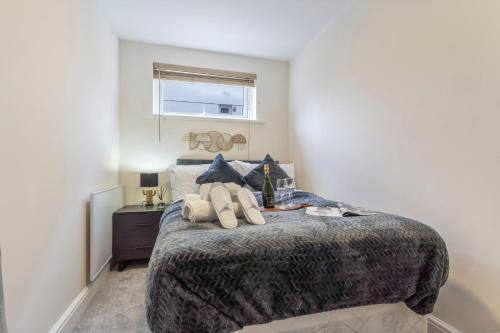 a bedroom with a large bed and a window at 2 Bed Flat - Gatwick Airport - FREE PARKING in Redhill