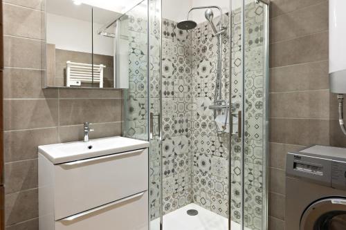 une salle de bain avec douche et lavabo dans l'établissement ღ Le Paul Riquet - Centre ville, Wifi fibre, Netflix, à Béziers