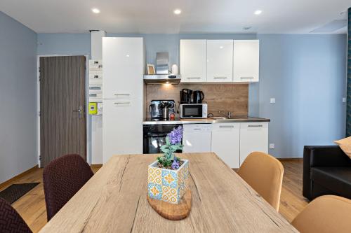 une cuisine et une salle à manger avec une table et des chaises dans l'établissement ღ Le Paul Riquet - Centre ville, Wifi fibre, Netflix, à Béziers