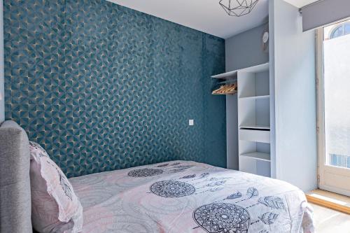 - une chambre dotée d'un lit avec un mur vert dans l'établissement ღ Le Paul Riquet - Centre ville, Wifi fibre, Netflix, à Béziers