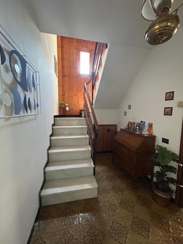 a staircase in a room with a stair case at Da Serena come a casa tua in Sasseta
