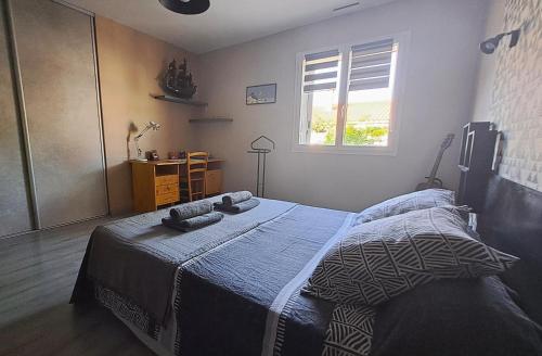 Posteľ alebo postele v izbe v ubytovaní Belle villa avec piscine vue montagne à 10 mn de la mer à Argeles
