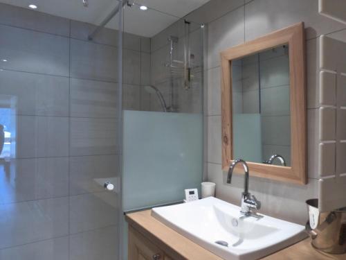 une salle de bain avec un lavabo et une douche dans l'établissement Résidence Trois Marches Bat C - Joli appartement rénové avec une belle vue, proche du télésiège du morel et de l'arrêt de bus MAE-1778, à Les Allues