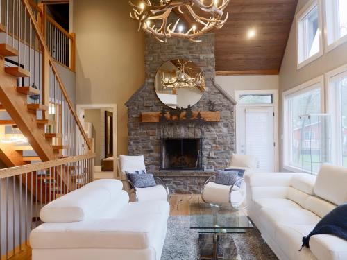 Posezení v ubytování The Rowanwood - Muskoka Cottage Retreat
