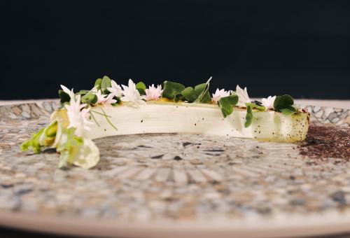 a cake with flowers on top of a table at Lieperts Cafe Dinner Rooms Boutiqe-Zimmer Südsteiermark in Leutschach