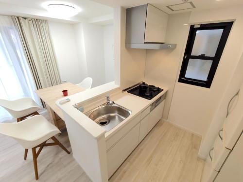東京にあるLANG - Vacation STAY 22184vの部屋にあるシンク付きの小さなキッチン