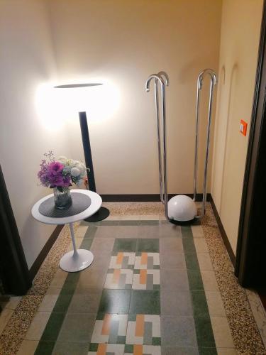 a hallway with a table and flowers on a floor at Casa Argentieri 3 in Trapani