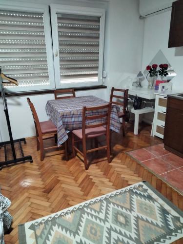 Küche/Küchenzeile in der Unterkunft Apartment studio Ignjatovic
