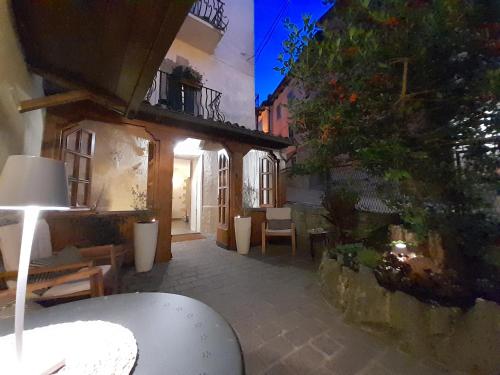 a courtyard of a building with a table and a tree at Hotel Regina Yeti Bistrot in Sestola