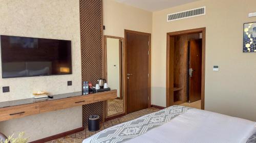 TV a/nebo společenská místnost v ubytování فندق ايليت الهجرة Elite AL Hijra Hotel