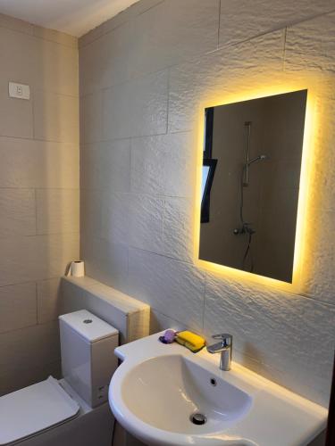 une salle de bain avec un lavabo et un miroir et des toilettes dans l'établissement Chalet in GAIA ,North Coast , Ras Elhekma, à Zāwiyat Ashţūr