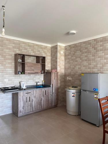 - une cuisine équipée d'un réfrigérateur et d'une poubelle dans l'établissement Chalet in GAIA ,North Coast , Ras Elhekma, à Zāwiyat Ashţūr
