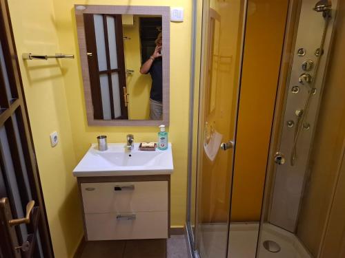 Ένα μπάνιο στο Sole Apartments