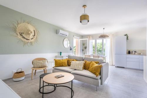 a living room with a couch and a table at Tropiques en Provence in Morières-lès-Avignon