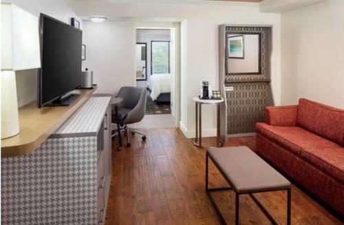 Holiday Inn & Suites Boca Raton - Northにあるテレビまたはエンターテインメントセンター
