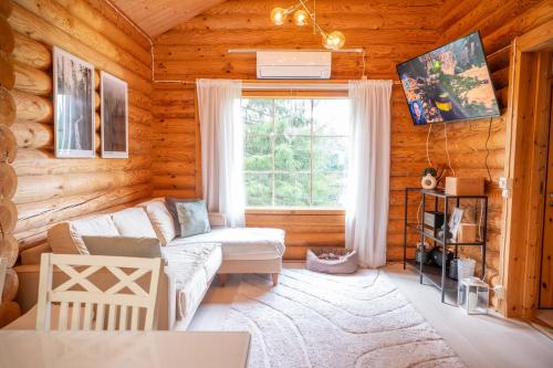 Ένα ή περισσότερα κρεβάτια σε δωμάτιο στο Lapin Villa Hiisi joen rannalla