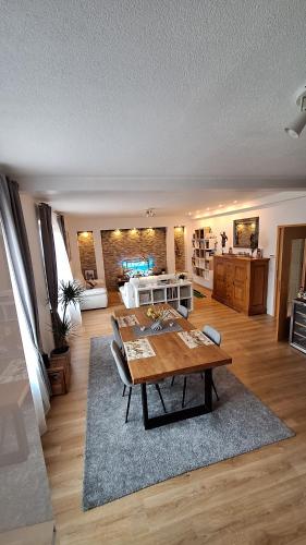 - un salon avec une table en bois dans l'établissement appartement design et loisirs proche Saverne, à Dettwiller