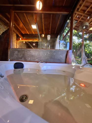 a bathtub in the middle of a room at Lago 7 Cores in Tapiraí