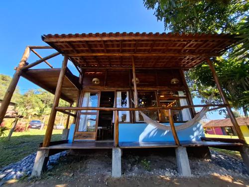a tree house with a hammock in it at Lago 7 Cores in Tapiraí