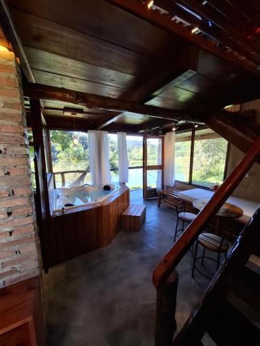 an overhead view of a large room with a tub at Lago 7 Cores in Tapiraí