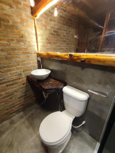 a bathroom with a toilet and a sink at Lago 7 Cores in Tapiraí