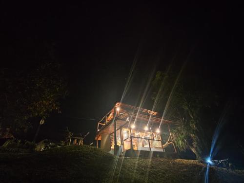 a house at night with lights on it at Lago 7 Cores in Tapiraí