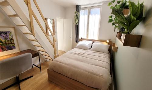 1 dormitorio con 1 cama en una habitación con escaleras en le Savannah, en Saint-Omer