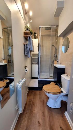 La salle de bains est pourvue de 2 lavabos, de toilettes et d'une douche. dans l'établissement le Savannah, à Saint-Omer