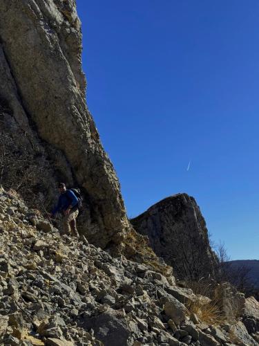 a man climbing up a rocky mountain at Planinska kuća Palačinka in Despotovac
