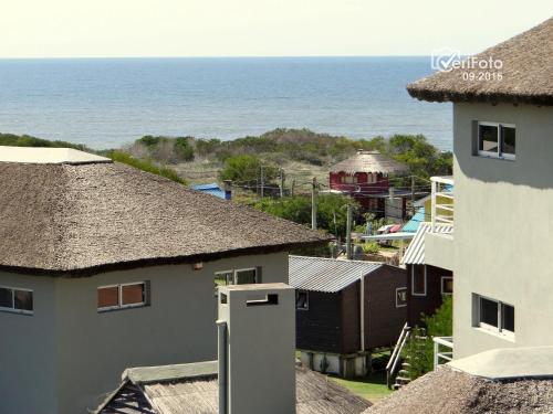 una vista del océano desde los tejados de las casas en Balcones de Mar, en Punta del Diablo