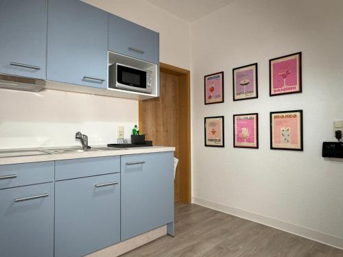 a kitchen with a sink and a microwave at Ferienwohnung Plohn by Immo-Franzi in Lengenfeld