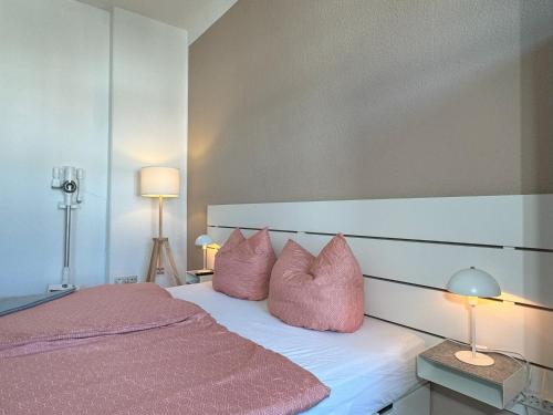 a bedroom with a pink bed with two pink pillows at Ferienwohnung Plohn by Immo-Franzi in Lengenfeld