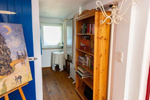 a room with a book shelf with books at La casita linda in Eberbach