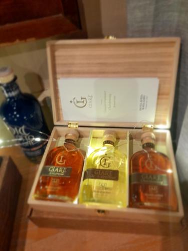 a wooden box with four bottles of whiskey in it at Hotel Regina Yeti Bistrot in Sestola