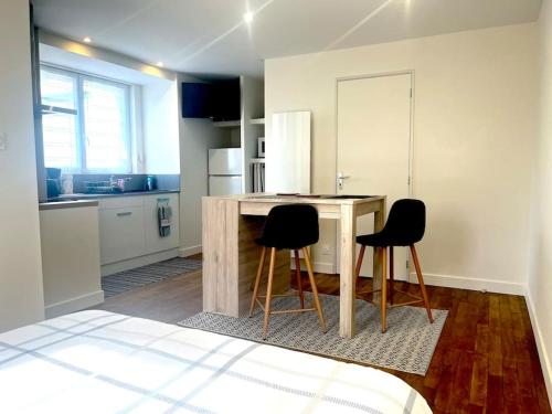 Dapur atau dapur kecil di Studio 30m2, parking, 2 pers, 10 min d'Aurillac