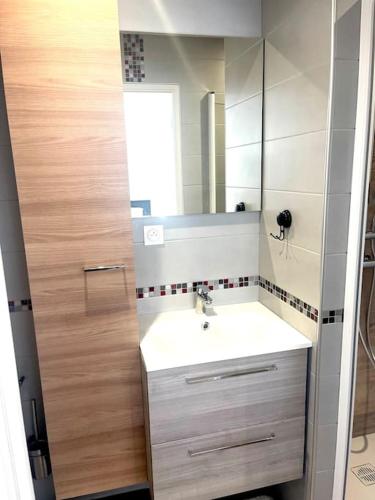 Bilik mandi di Studio 30m2, parking, 2 pers, 10 min d'Aurillac