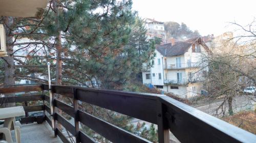 Apartmani Aleksić - AS u centru Sokobanjeにあるバルコニーまたはテラス