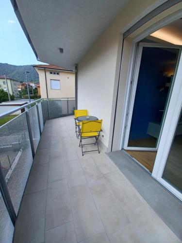 a patio with chairs and a table on a balcony at Donna di Coppe Apartment in Torre Boldone