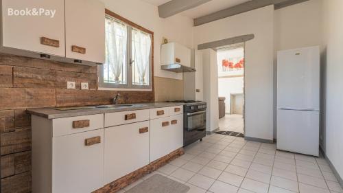 Η κουζίνα ή μικρή κουζίνα στο Villa des Arnoux dans la Vigne