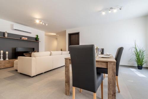 Кухня или мини-кухня в Bright and Spacious 2 Bedroom Apartment
