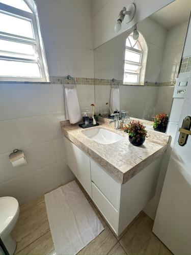 a bathroom with a sink and a toilet at Linda casa pertinho de Tiradentes in São João del Rei