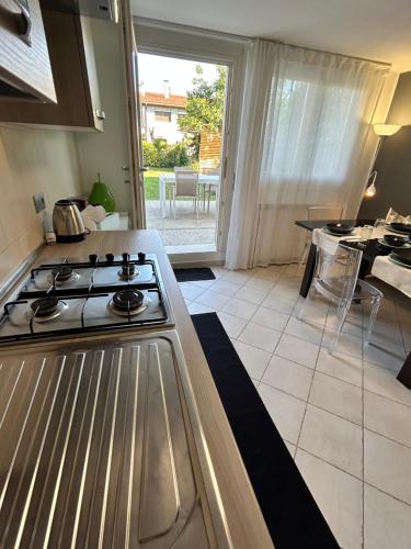a kitchen with a stove top oven in a room at Appartamento da Bunny & Brownie in Noventa di Piave