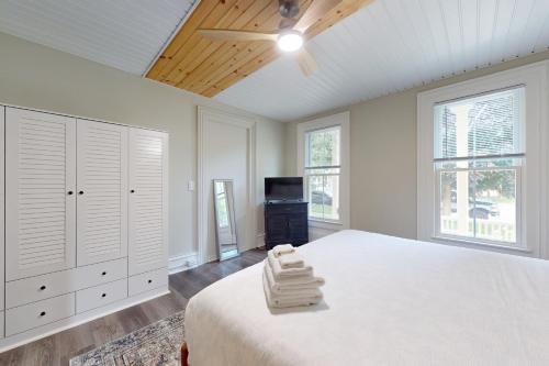 Кровать или кровати в номере Finger Lakes Escape